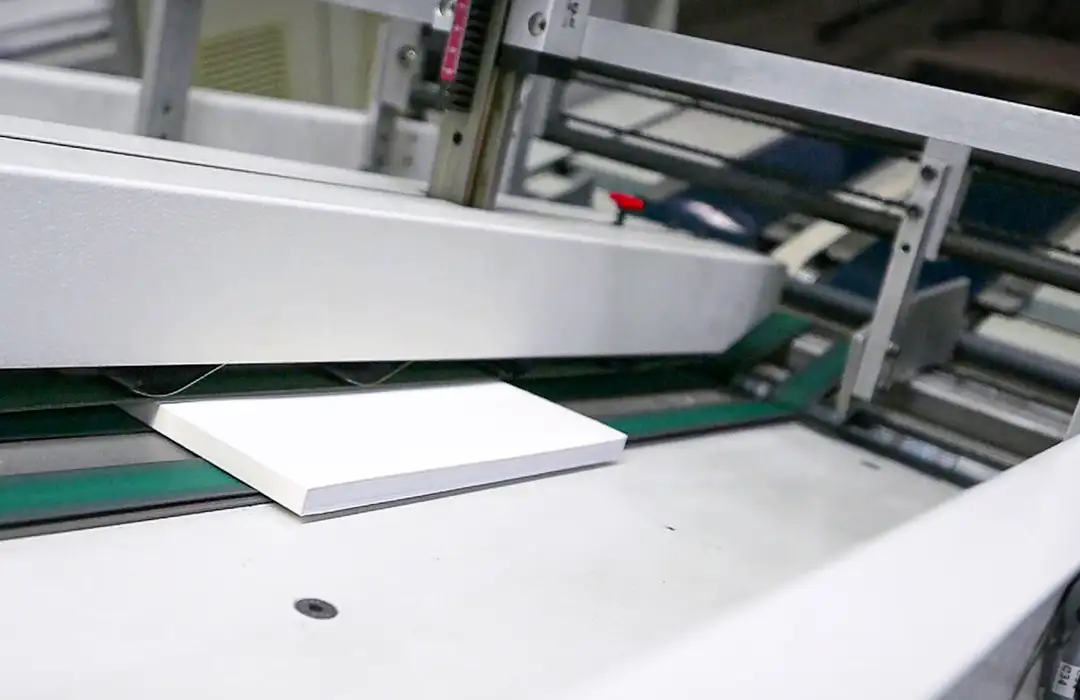 Inlog-Gämmerler RS 33S – Kreuzleger und Stapelautomat für Klebebinder.