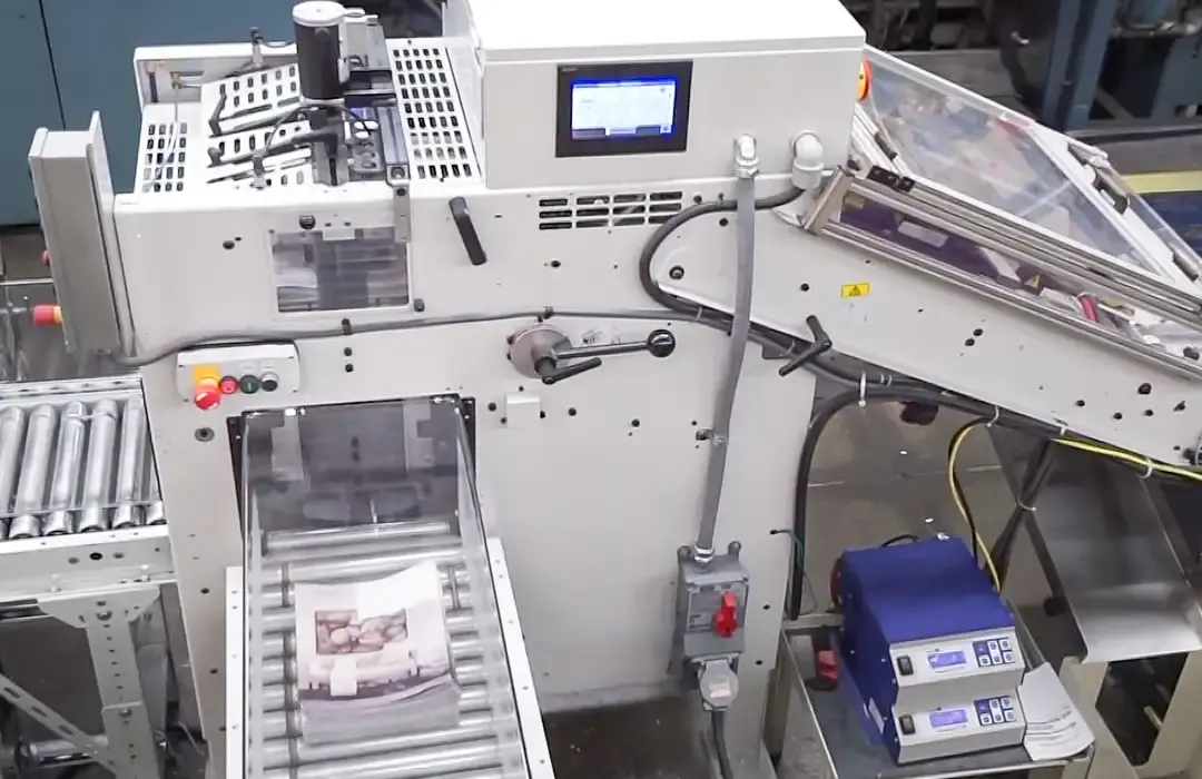 Inlog-Gämmerler RS10/RS10S – Auslagesystem mit Querschneider und Stapler für Druckprodukte.