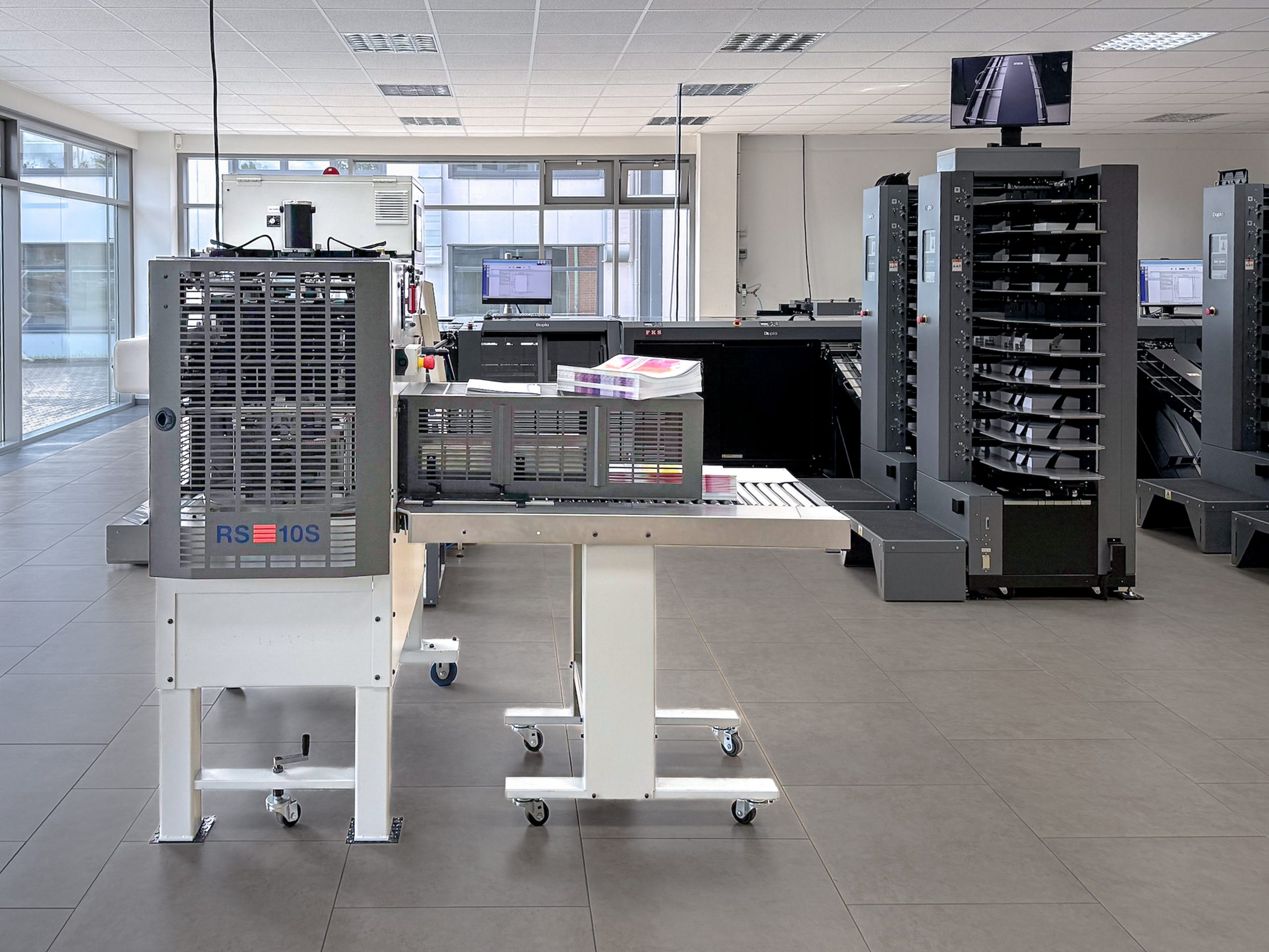 RS 10 von Inlog-Gämmerler – Stapeleinleger für Druckprodukte an FKS/Duplo-Anlage.